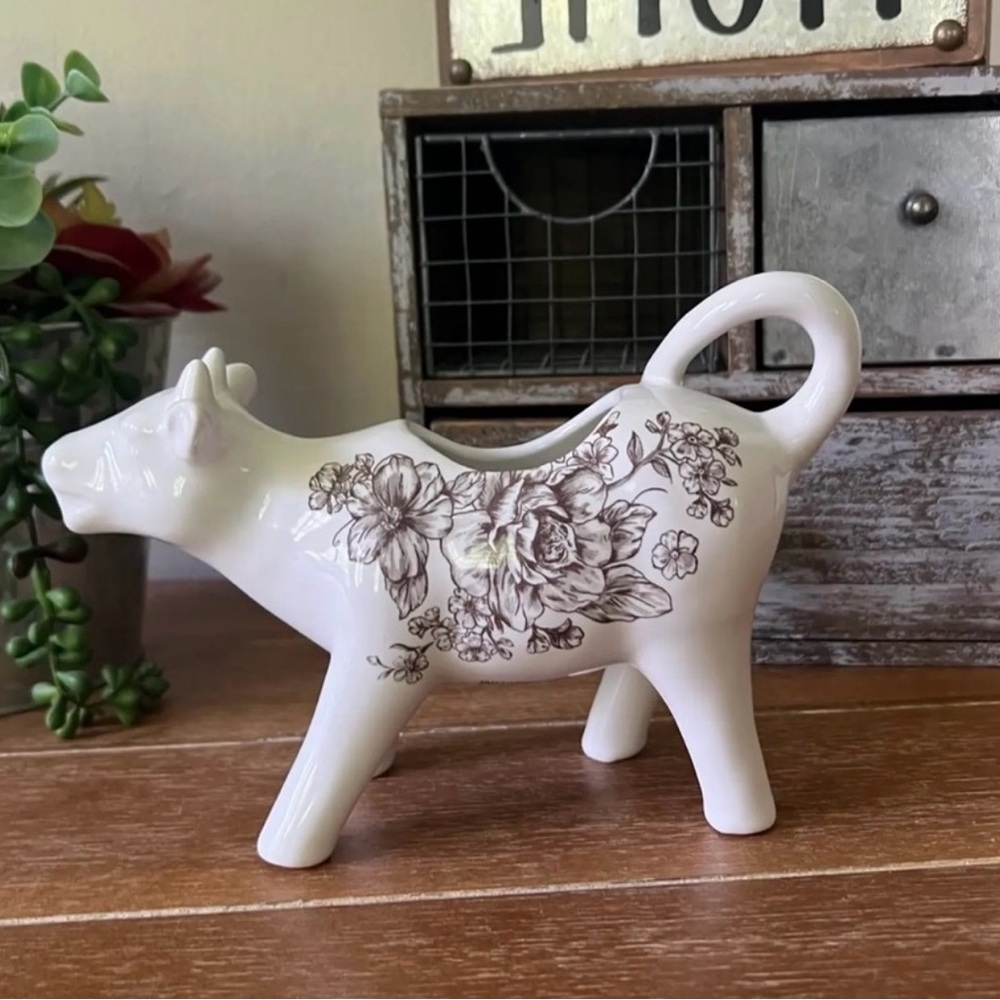 Agatha floral cow creamer